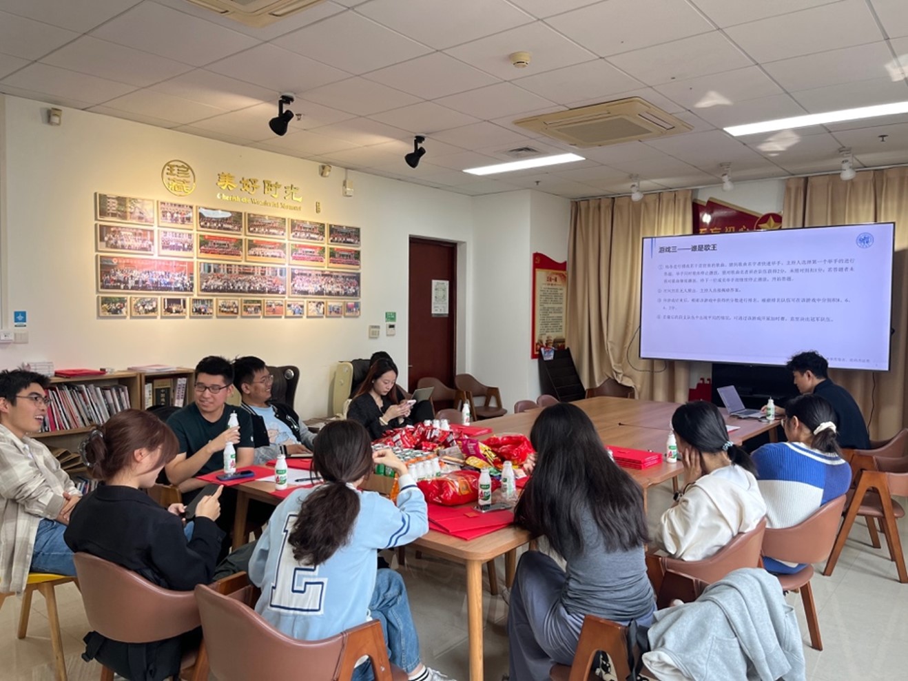 许多人在餐厅里 中度可信度描述已自动生成