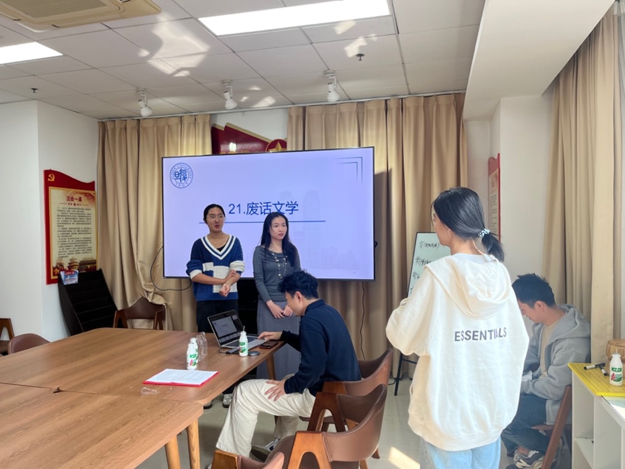 会议室里的人们 描述已自动生成