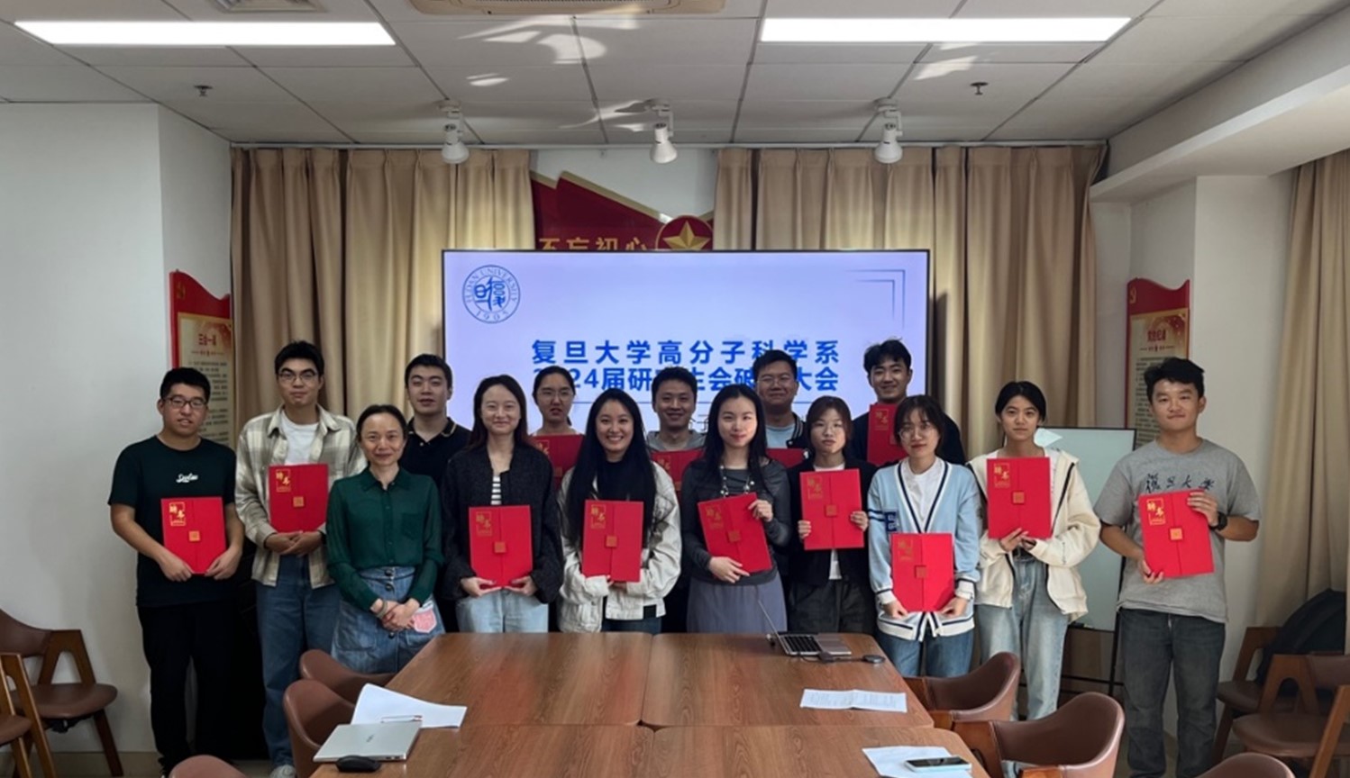 房间里的餐厅 中度可信度描述已自动生成