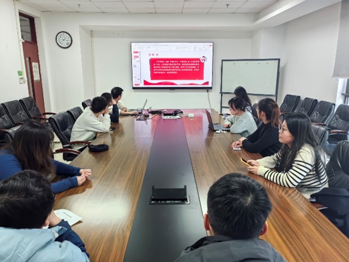 会议室里的人们  描述已自动生成